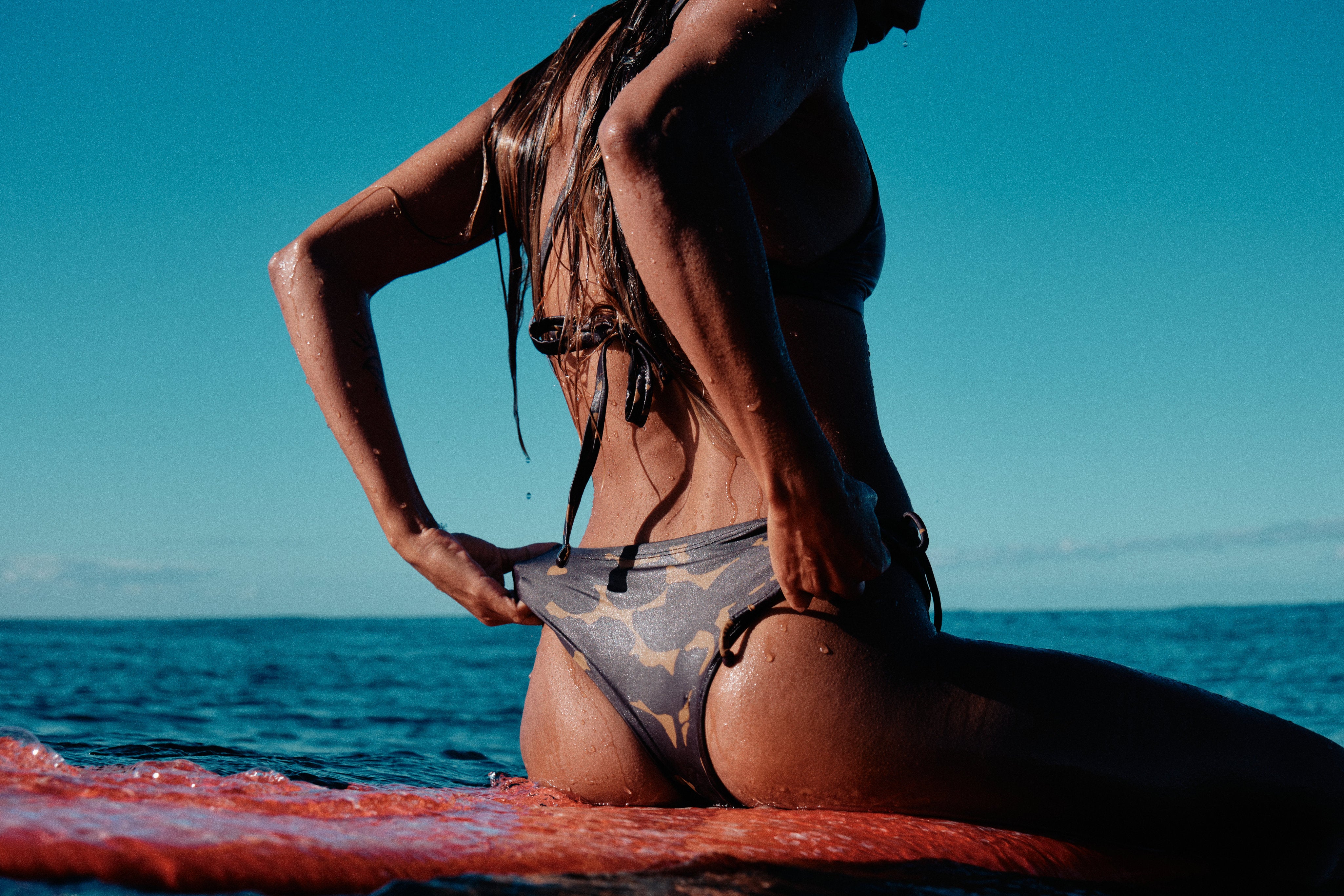 Oy-surf-bikinis-Signatures-24-Tope-Esox-hibiscusprint-_sergiovillalbastudio_8415.jpg